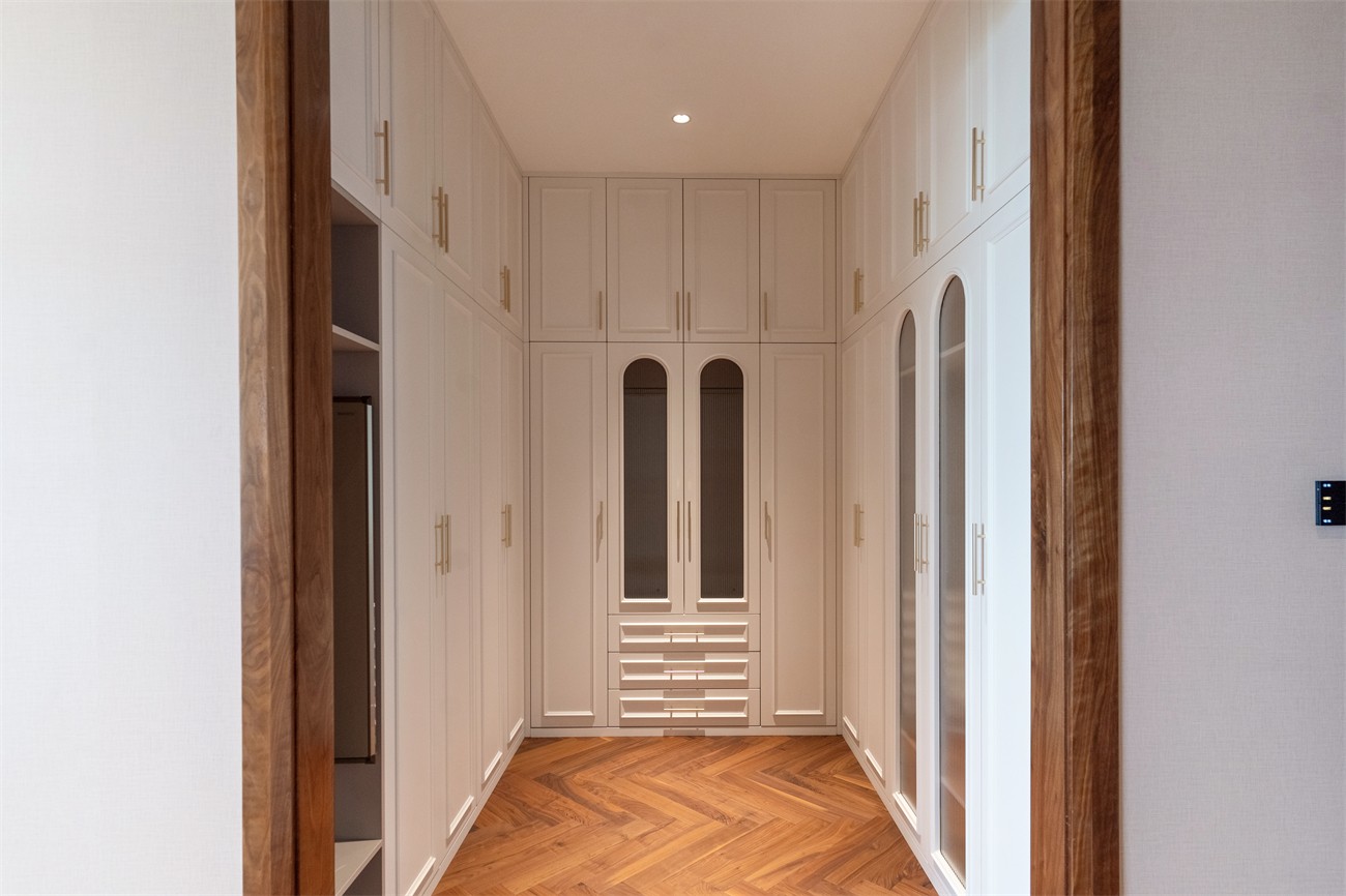 嘉和城依云湾800平现代轻奢衣帽间装修完工实景图