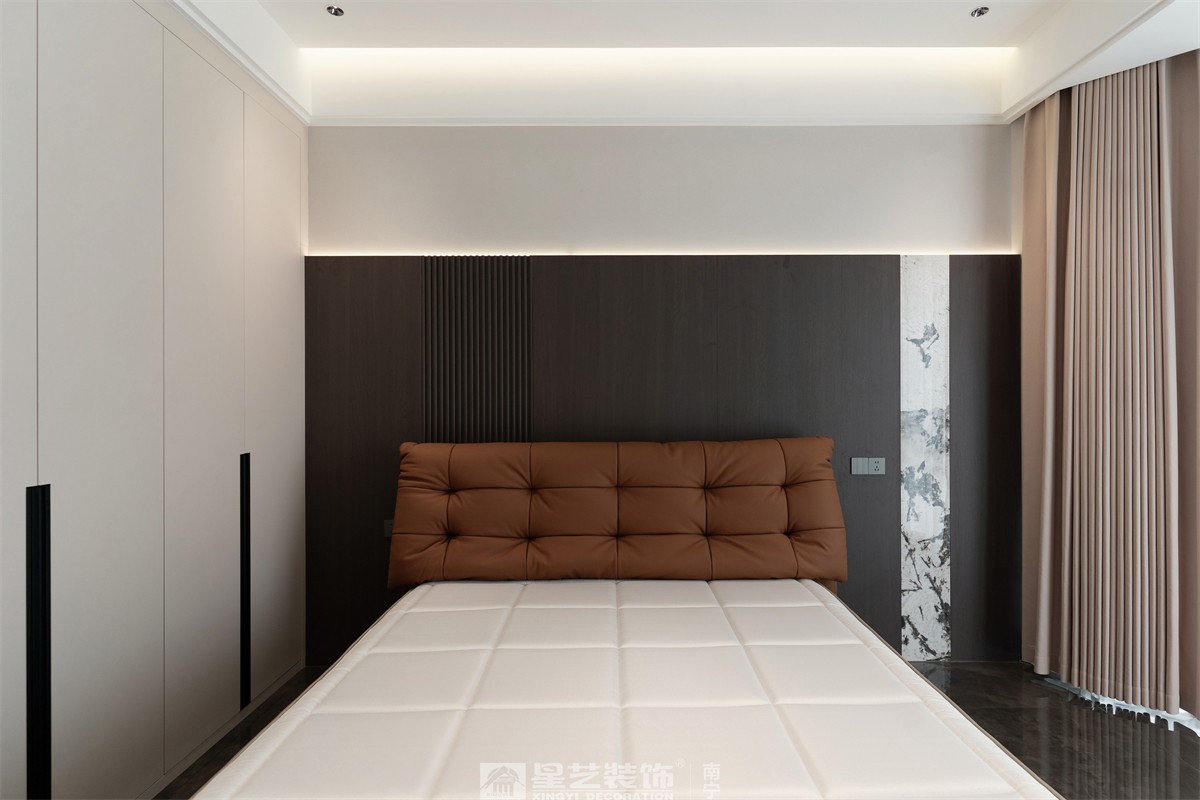 保利君悦湾200平轻奢卧室装修完工实景图