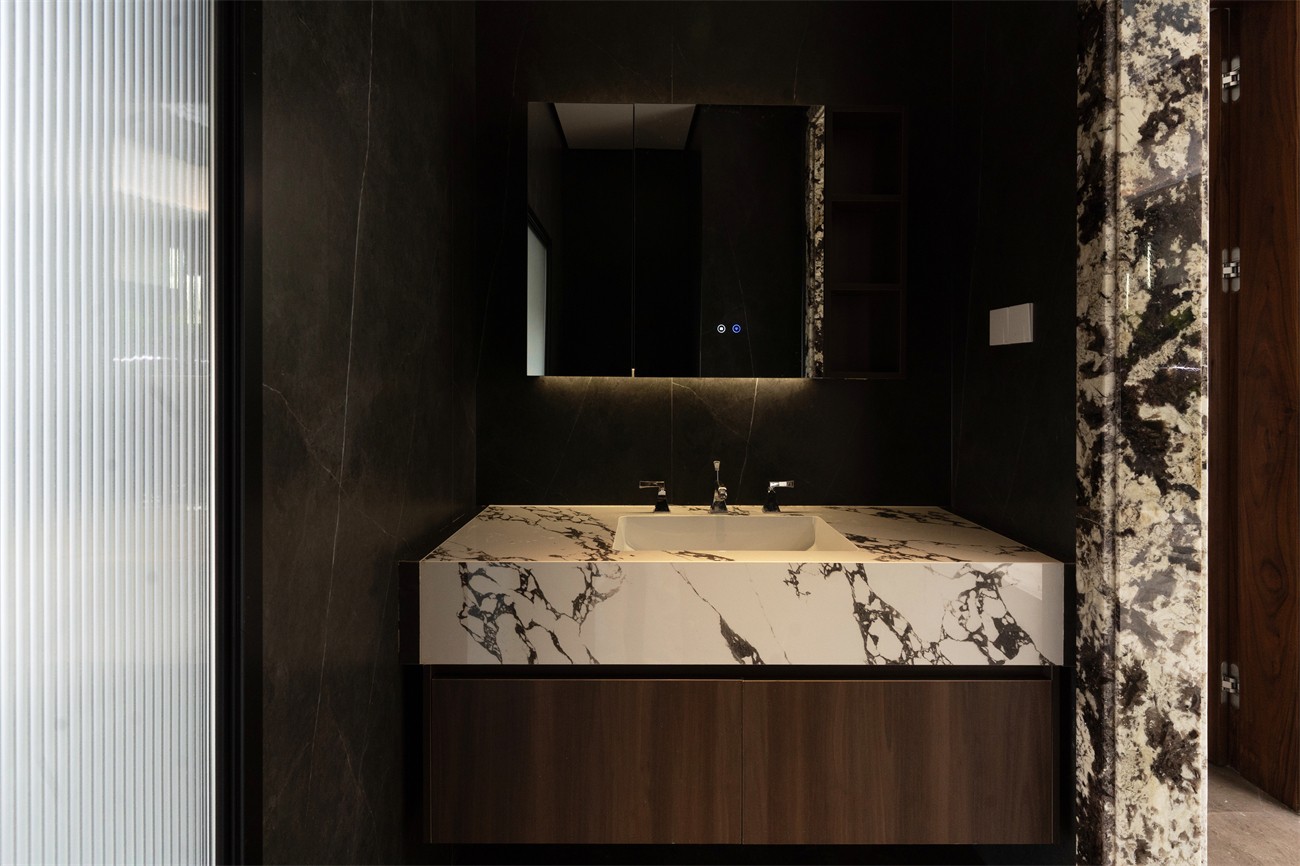 嘉和城依云湾800平现代轻奢卫生间装修完工实景图