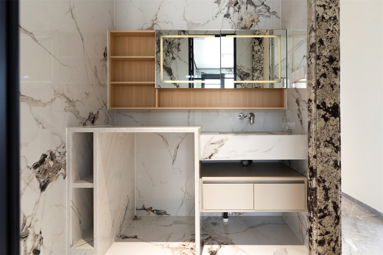 嘉和城依云湾800平现代轻奢卫生间装修完工实景图