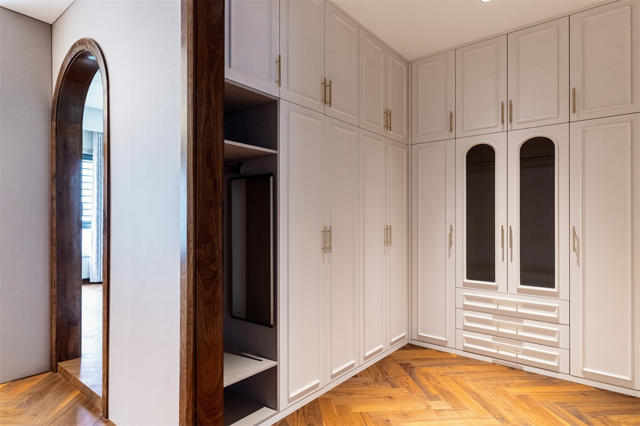 嘉和城依云湾800平现代轻奢衣帽间装修完工实景图