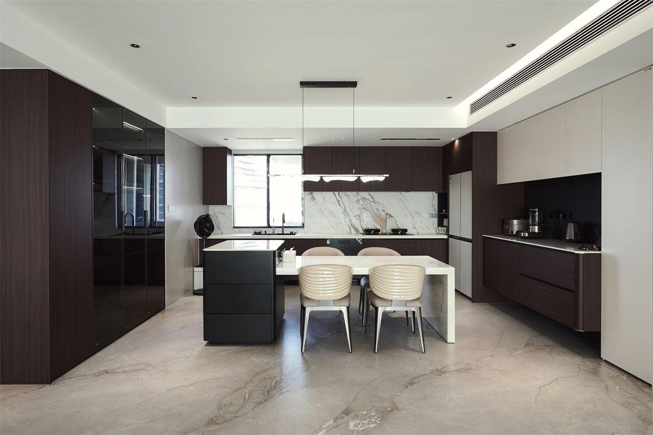 中海湖上景明意式轻奢137平餐厅装修实景图