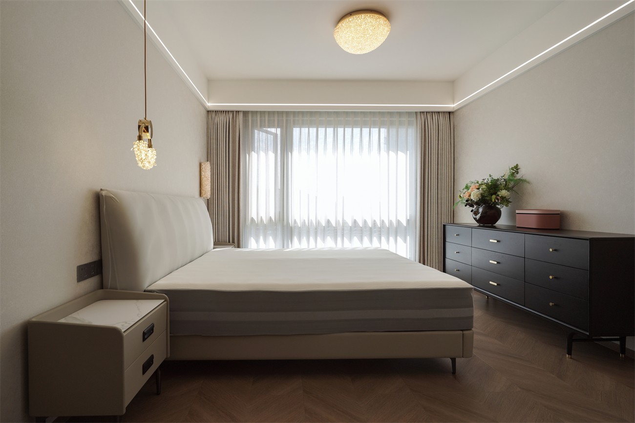 中海湖上景明意式轻奢137平卧室装修实景图