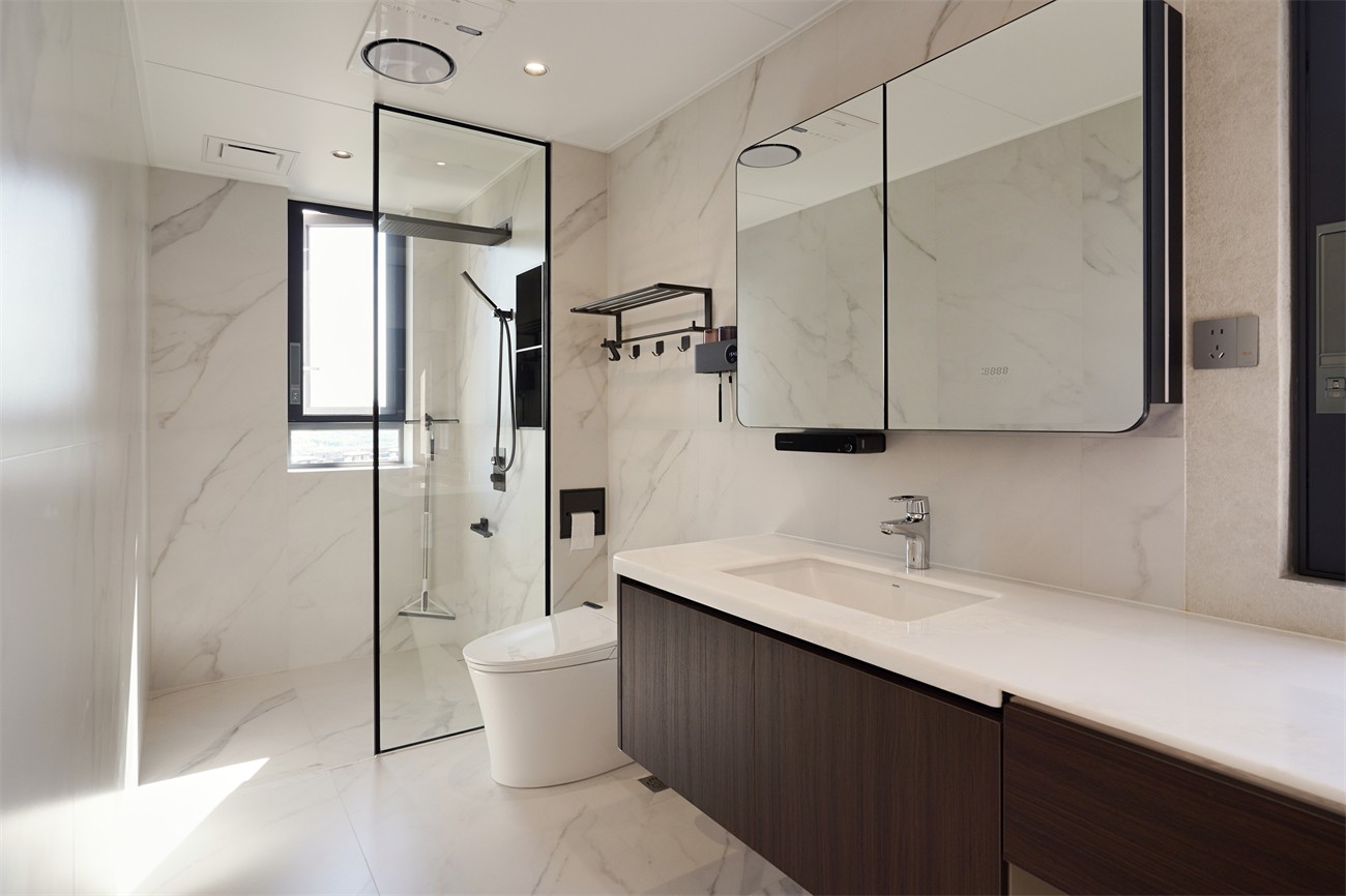 中海湖上景明意式轻奢137平卫生间装修实景图