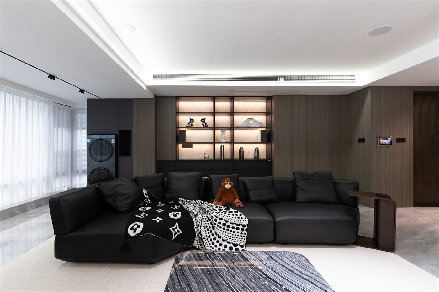 保利冠江墅143平意式轻奢客厅装修完工实景图