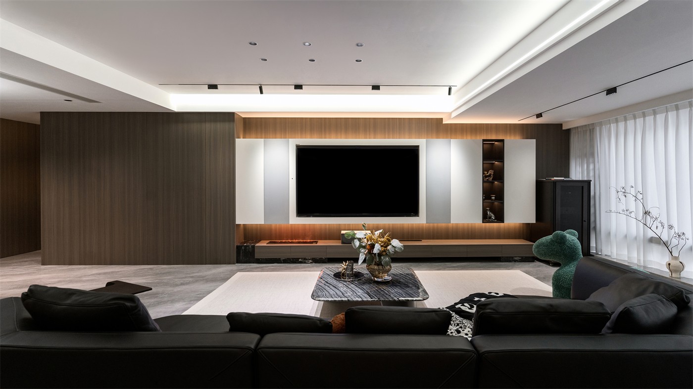 保利冠江墅143平意式轻奢客厅装修完工实景图