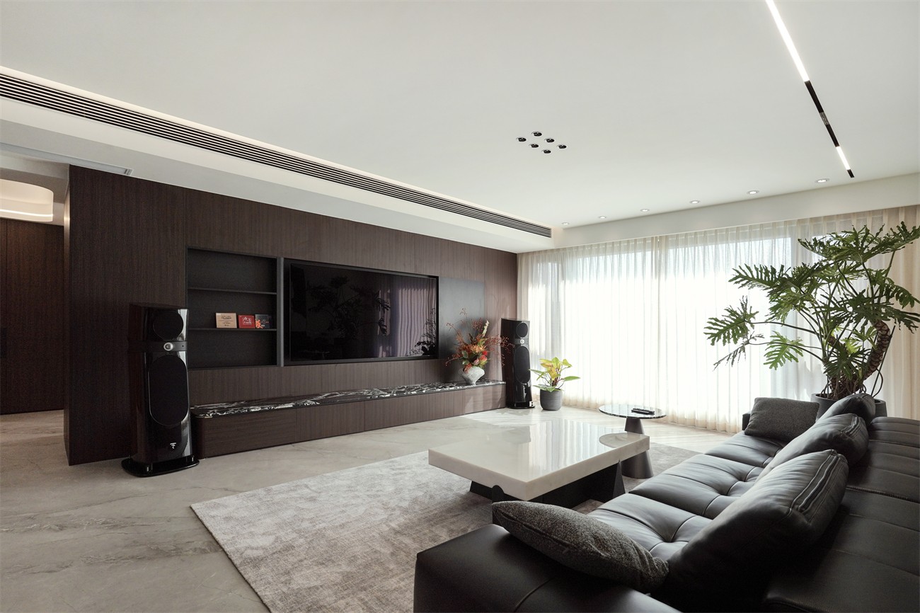 中海湖上景明意式轻奢137平客厅装修实景图