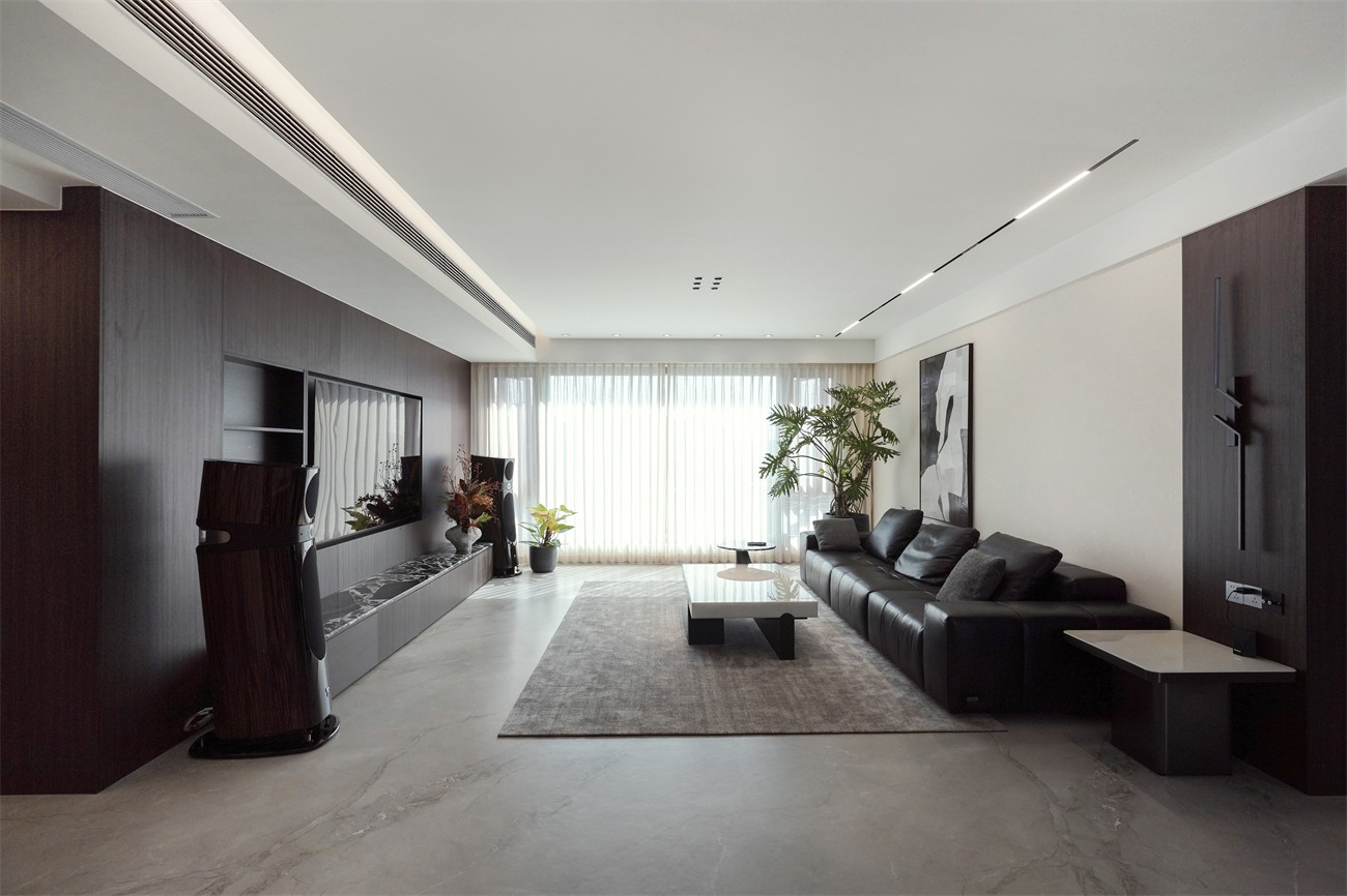 中海湖上景明意式轻奢137平客厅装修实景图