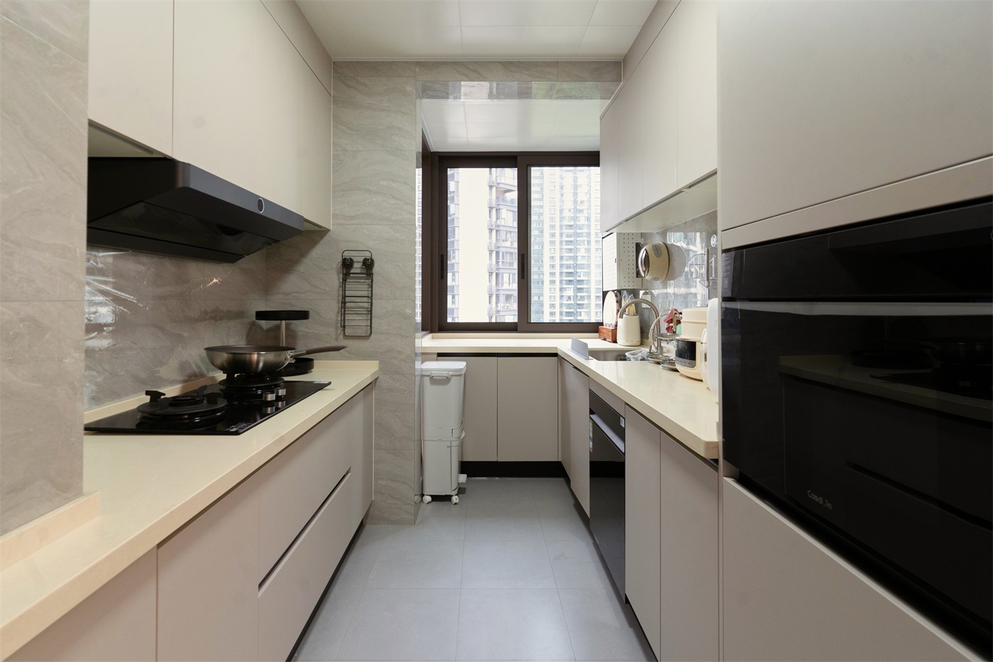 保利天悦台143平现代风格厨房装修实景图