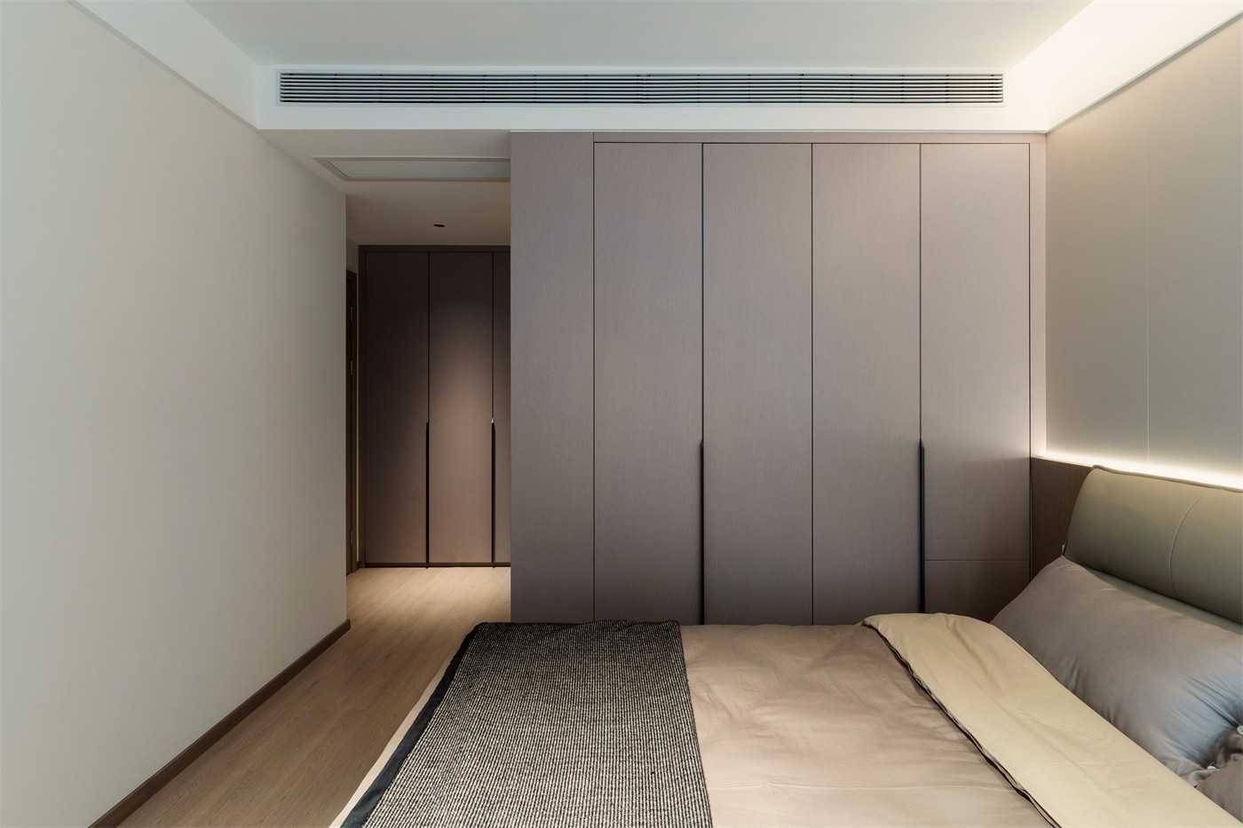 保利天悦台143平现代风格卧室装修实景图