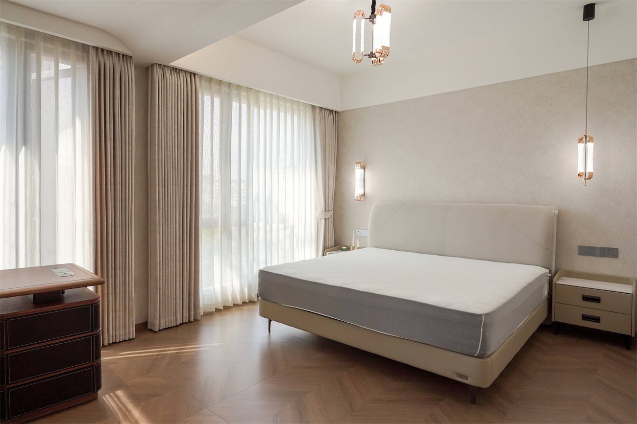 中海湖上景明意式轻奢137平卧室装修实景图