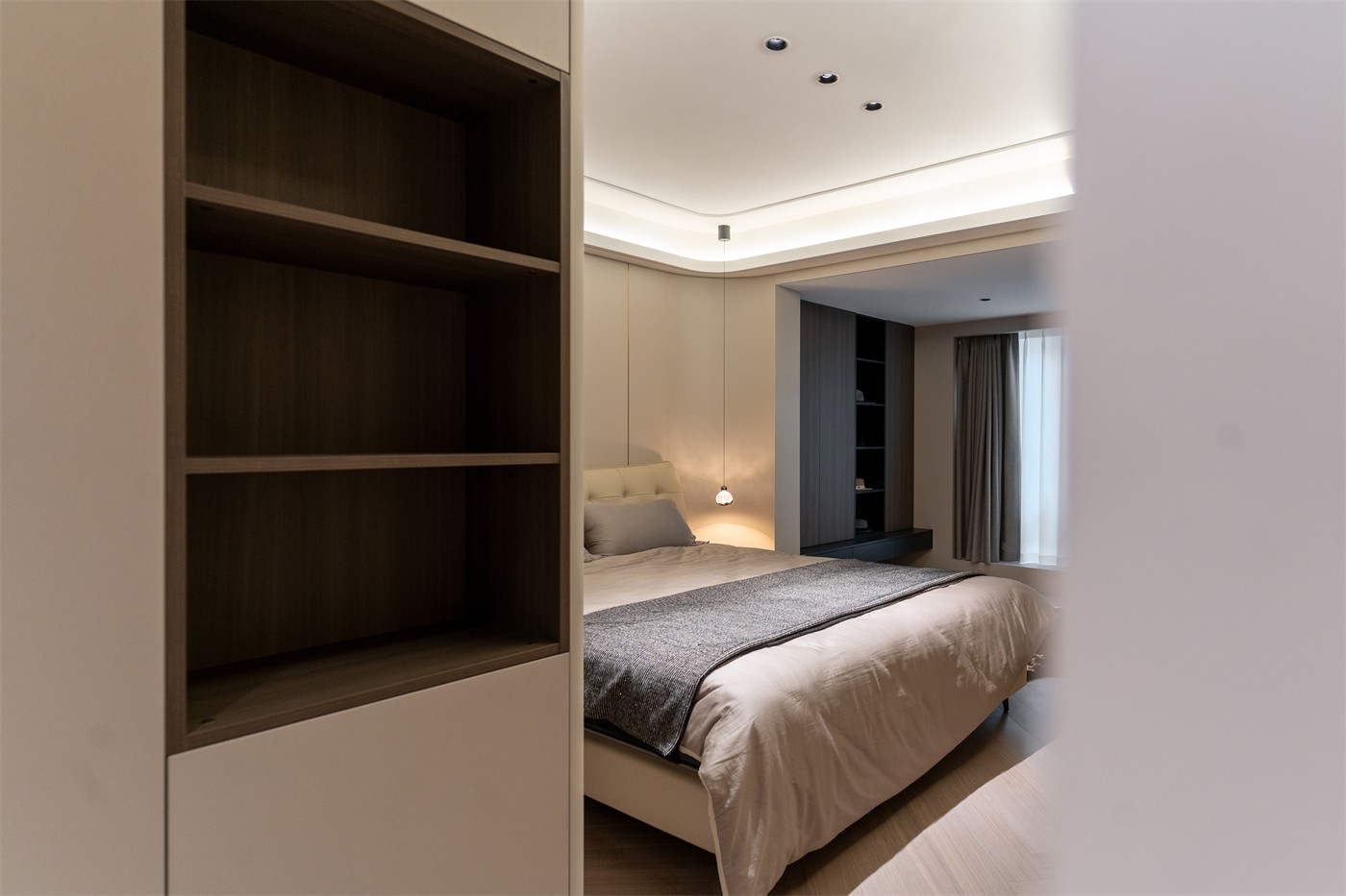 保利冠江墅143平意式轻奢卧室装修完工实景图