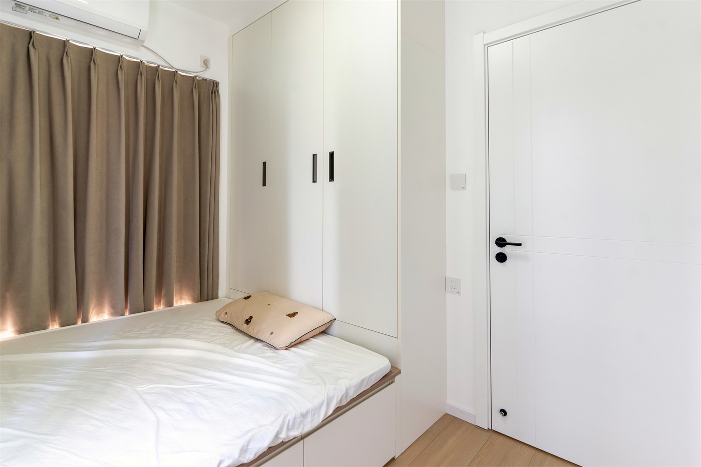 保利领秀广场75平奶油风卧室装修实景图