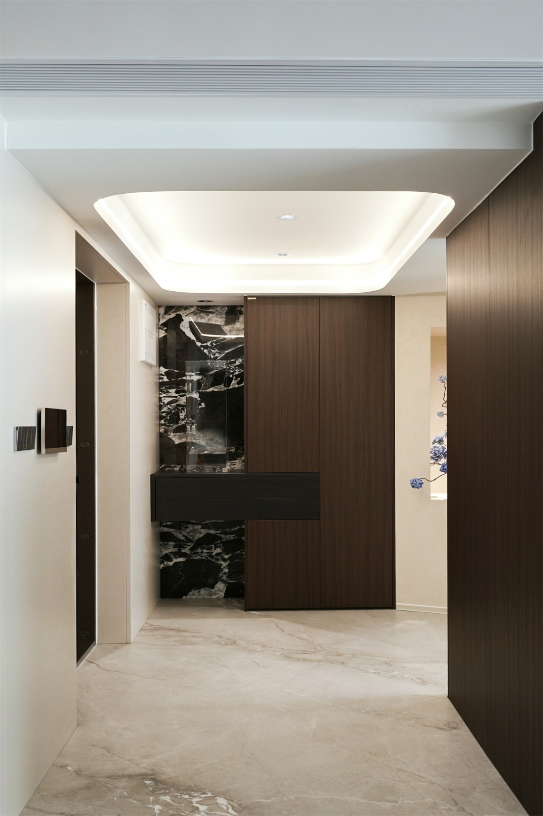 中海湖上景明意式轻奢137平入户装修实景图