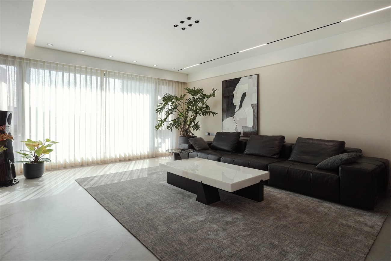 中海湖上景明意式轻奢137平客厅装修实景图