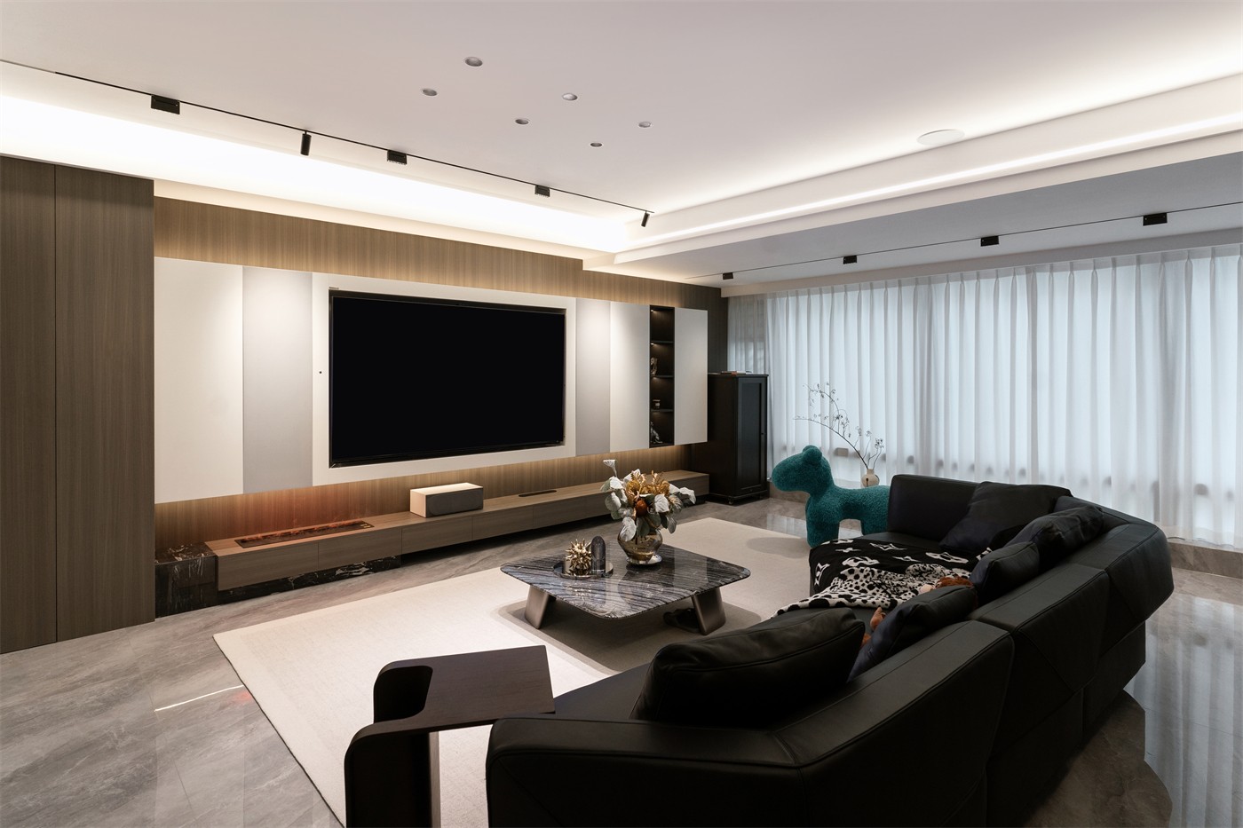 保利冠江墅143平意式轻奢客厅装修完工实景图