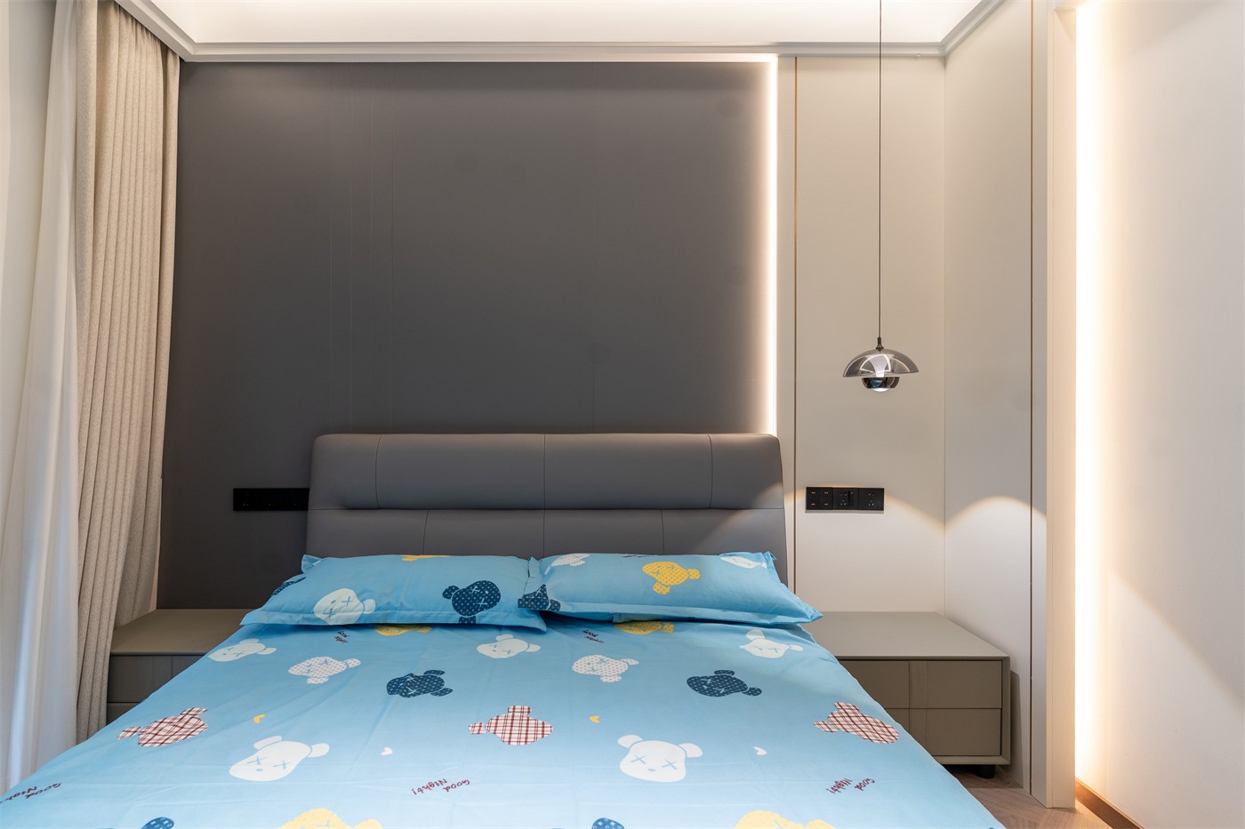 保利冠江墅143平意式轻奢卧室装修完工实景图