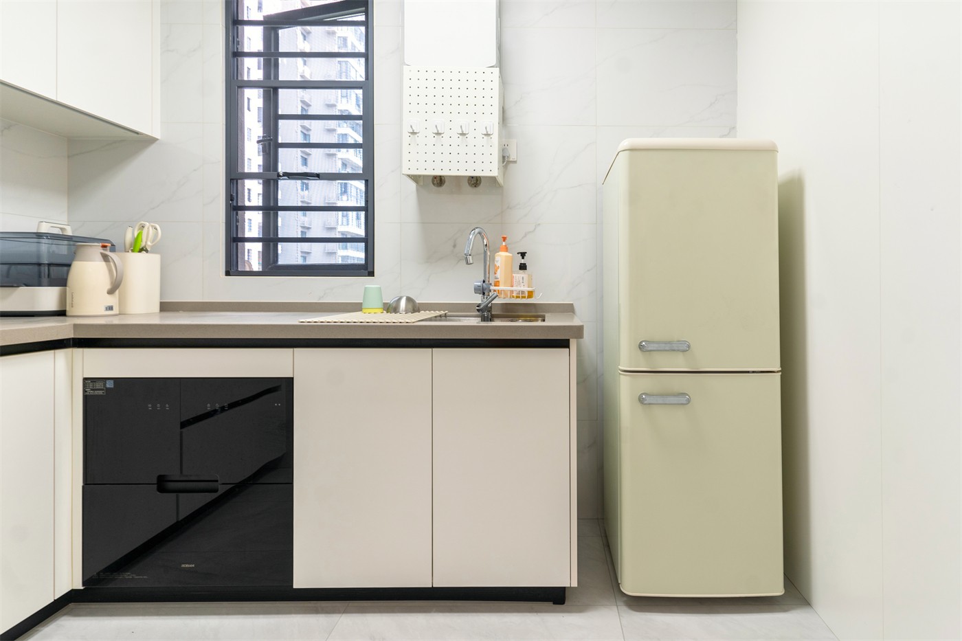 保利领秀广场75平奶油风厨房装修实景图