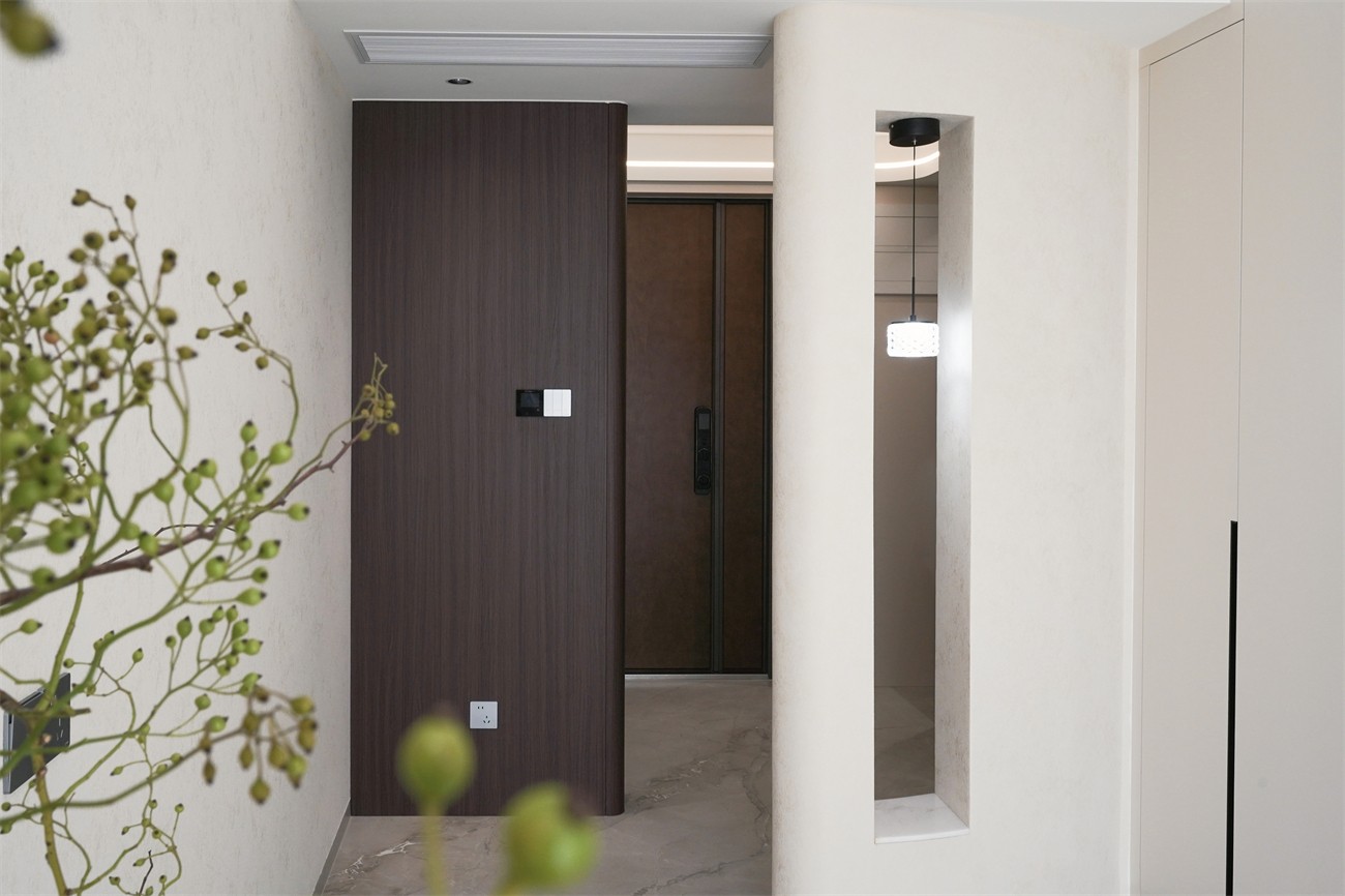 中海湖上景明意式轻奢137平入户装修实景图