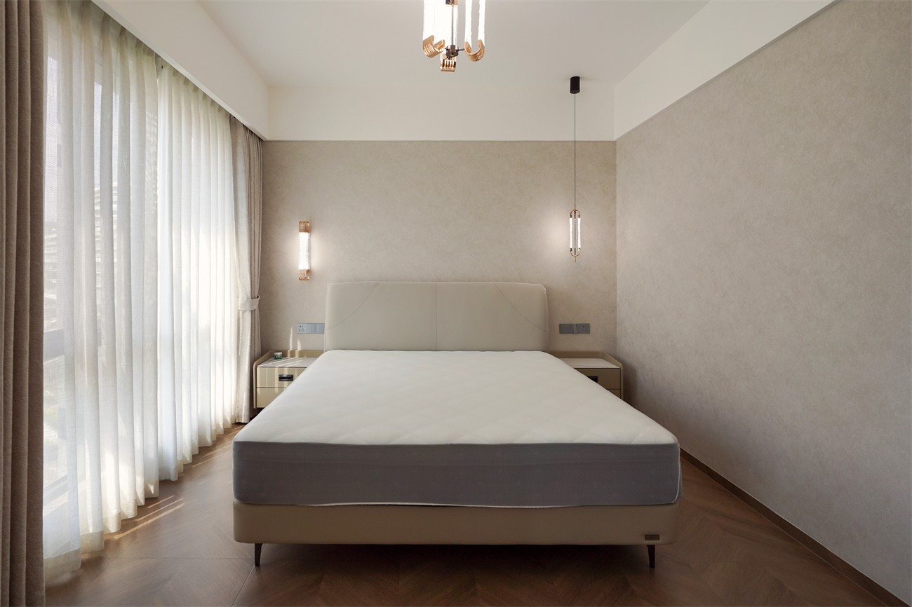 中海湖上景明意式轻奢137平卧室装修实景图