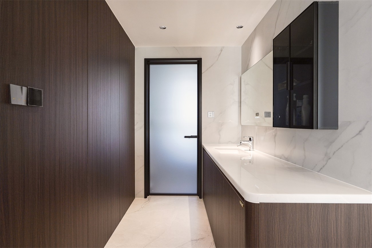 中海湖上景明意式轻奢137平卫生间装修实景图