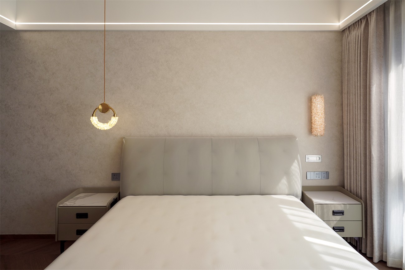 中海湖上景明意式轻奢137平卧室装修实景图