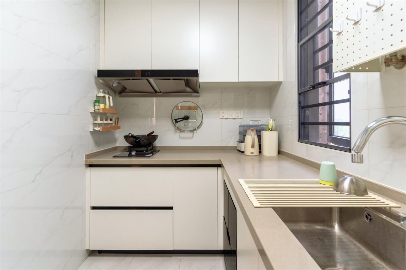 保利领秀广场75平奶油风厨房装修实景图