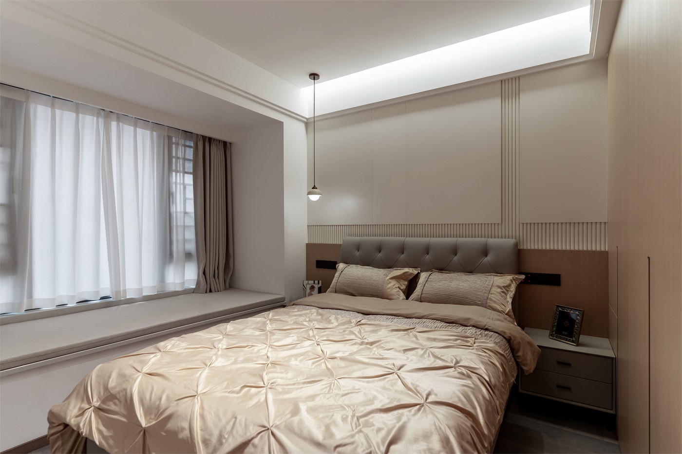 保利冠江墅143平意式轻奢卧室装修完工实景图