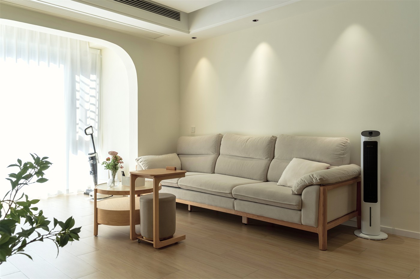 保利领秀广场75平奶油风客厅装修实景图