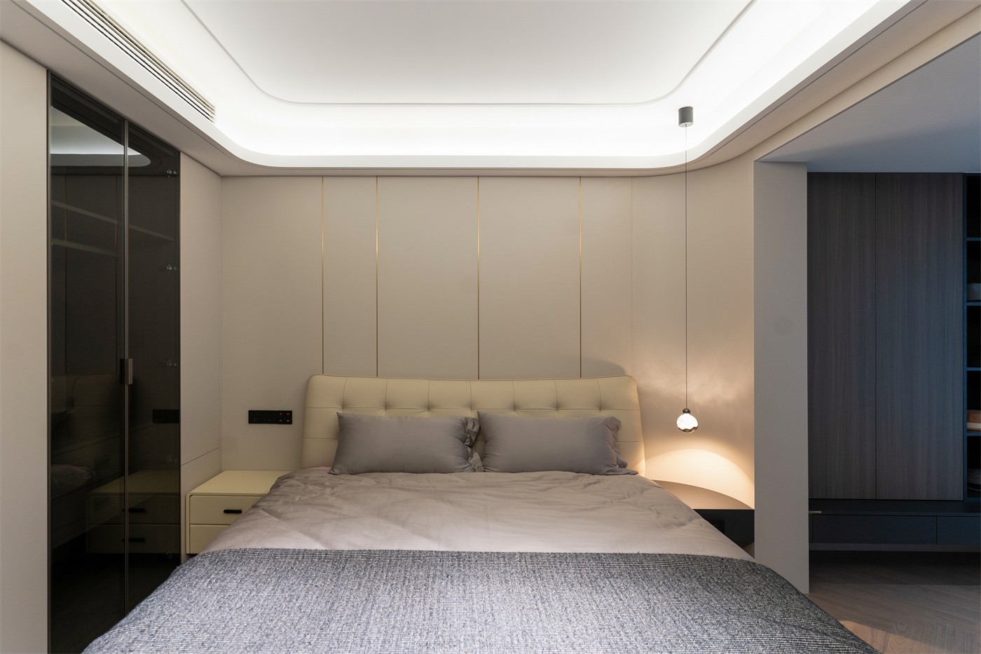 保利冠江墅143平意式轻奢卧室装修完工实景图