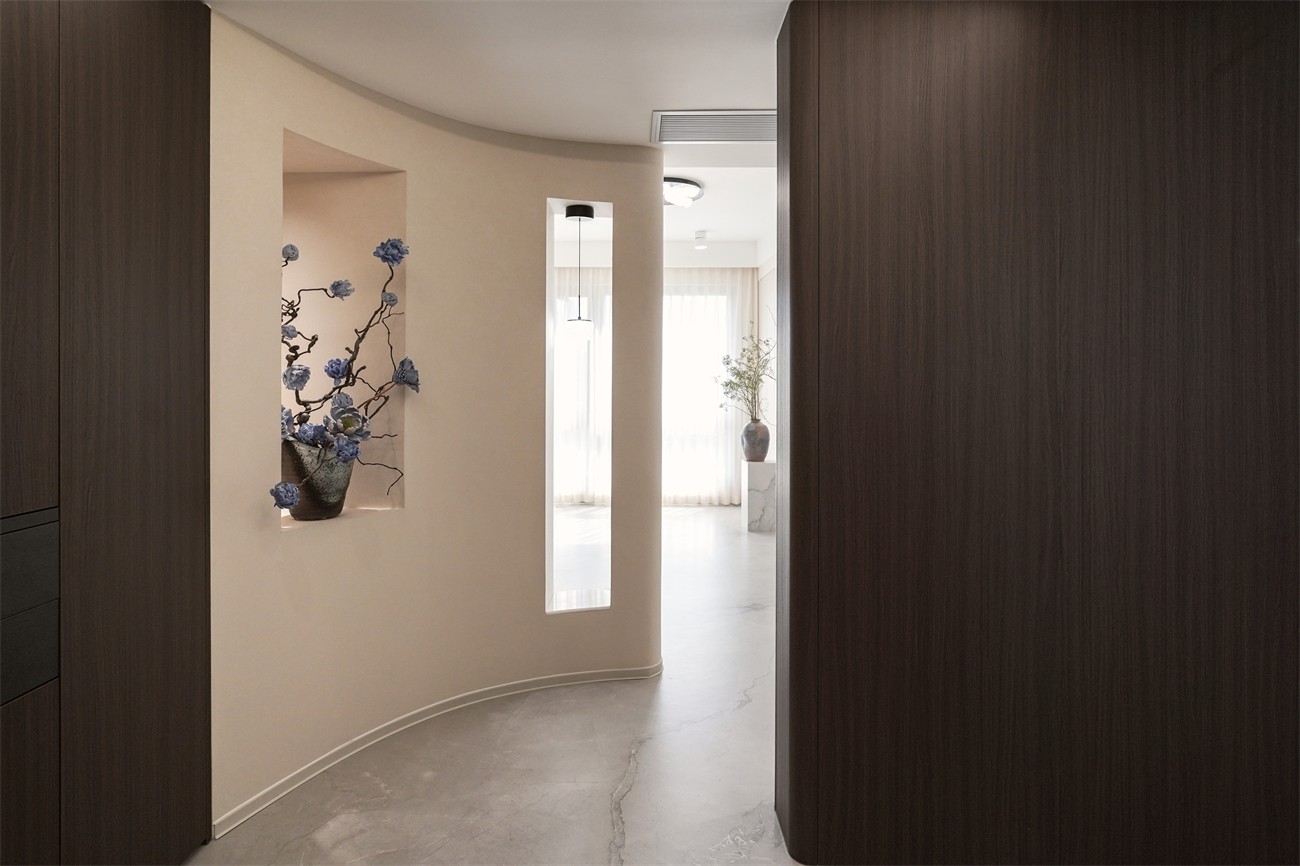 中海湖上景明意式轻奢137平入户装修实景图