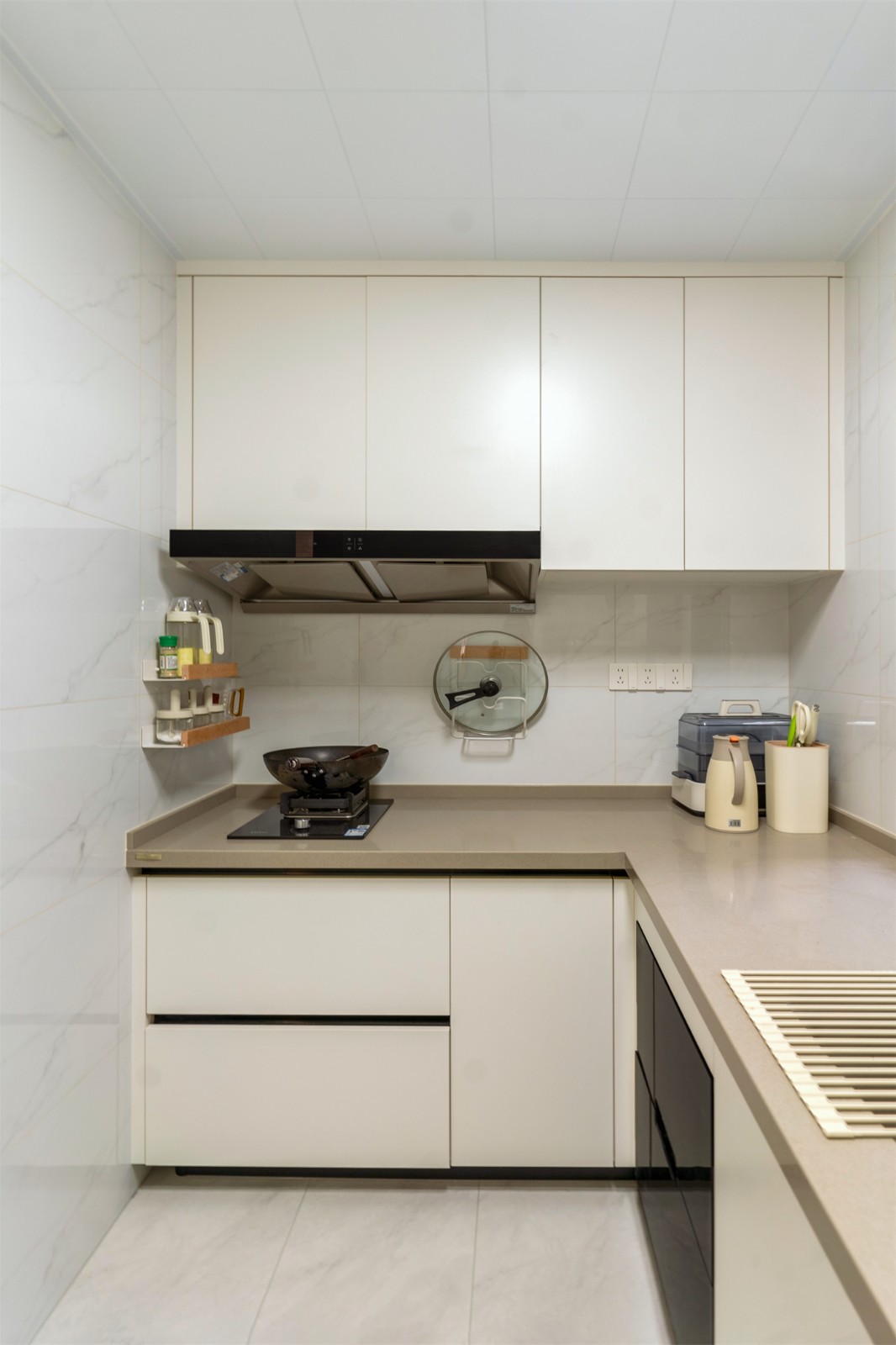 保利领秀广场75平奶油风厨房装修实景图