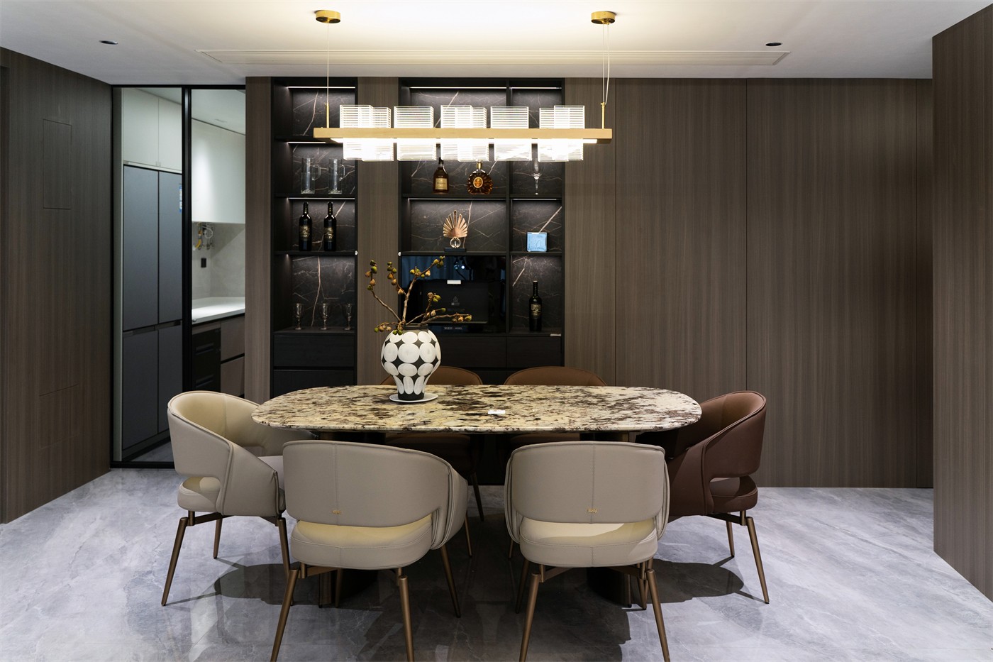 保利冠江墅143平意式轻奢餐厅装修完工实景图