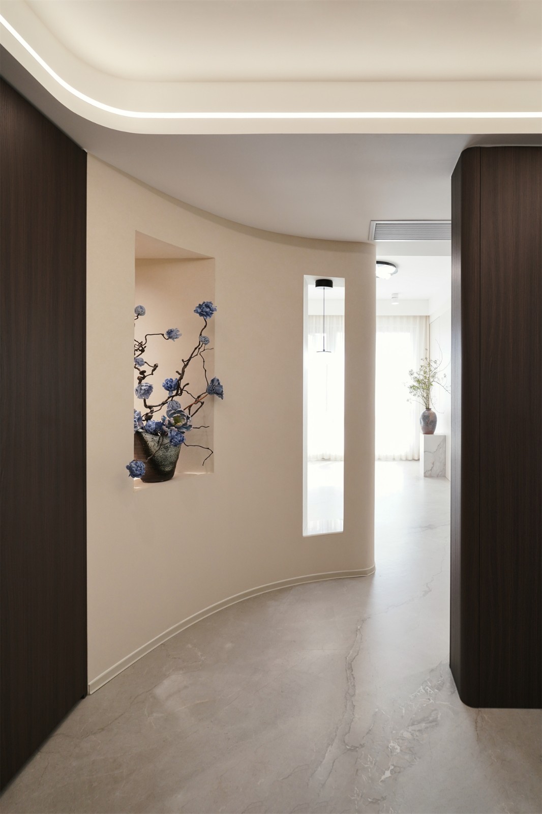 中海湖上景明意式轻奢137平入户装修实景图