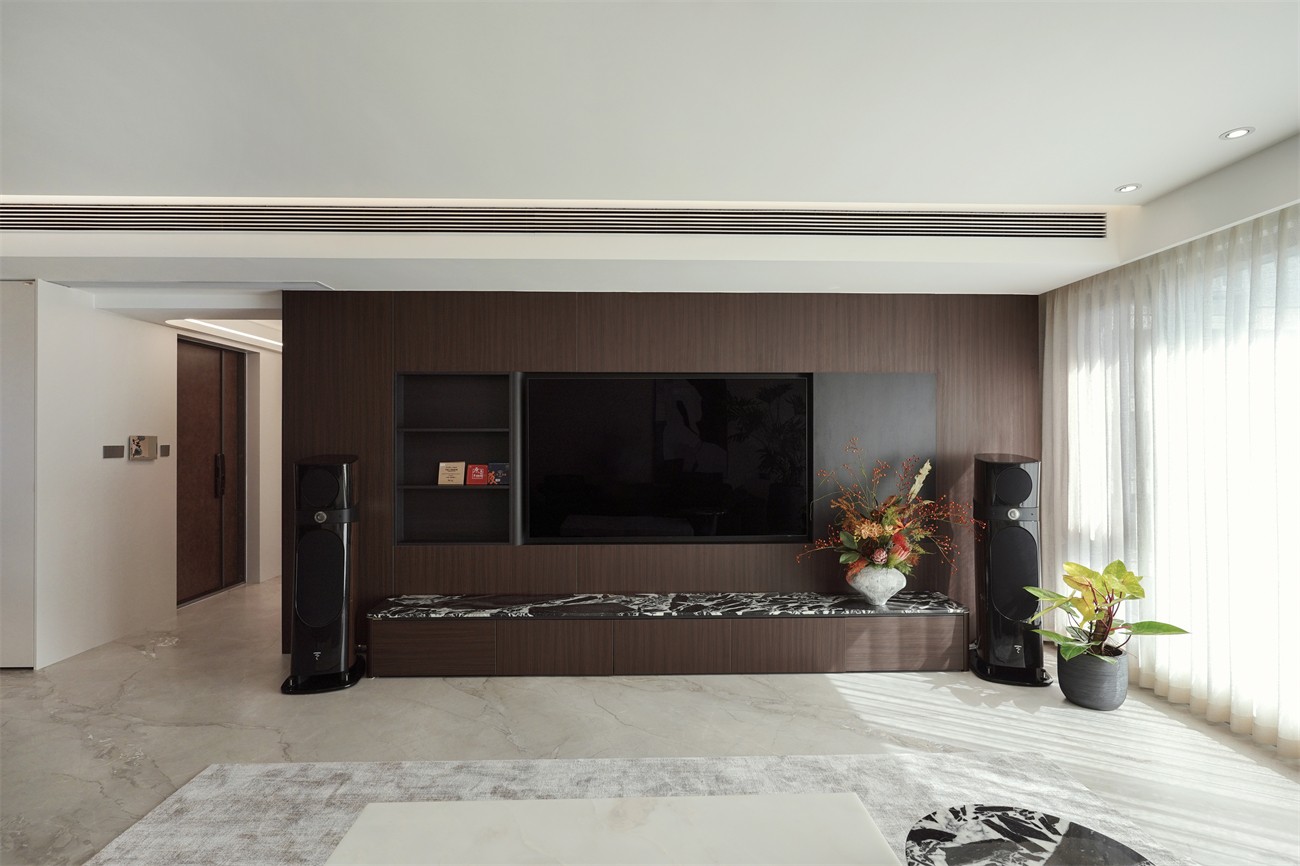 中海湖上景明意式轻奢137平客厅装修实景图