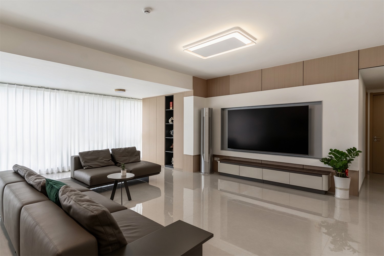 上水湾155平现代风格客厅装修实景图