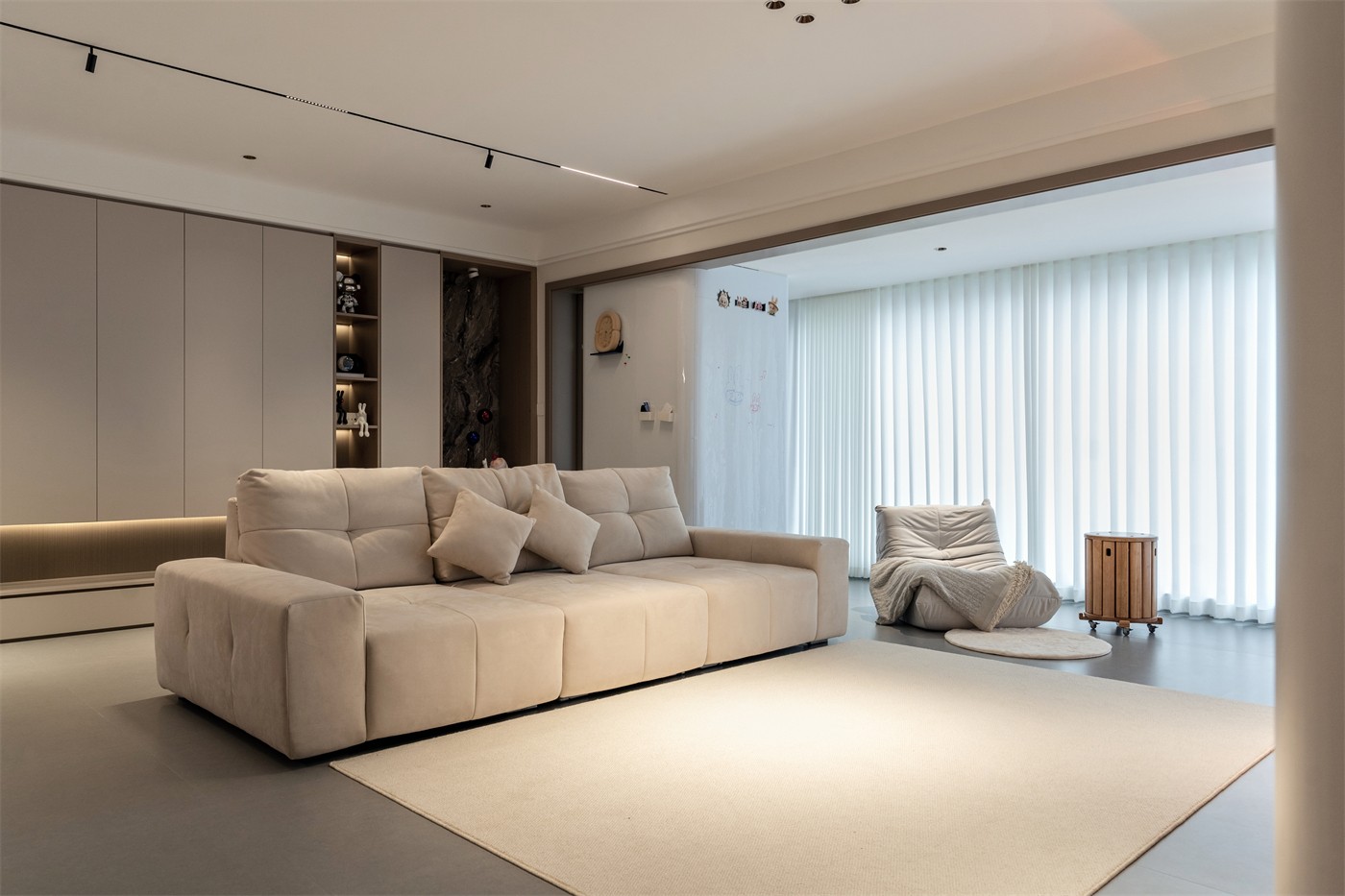 保利天悦台143平现代风格客厅装修实景图