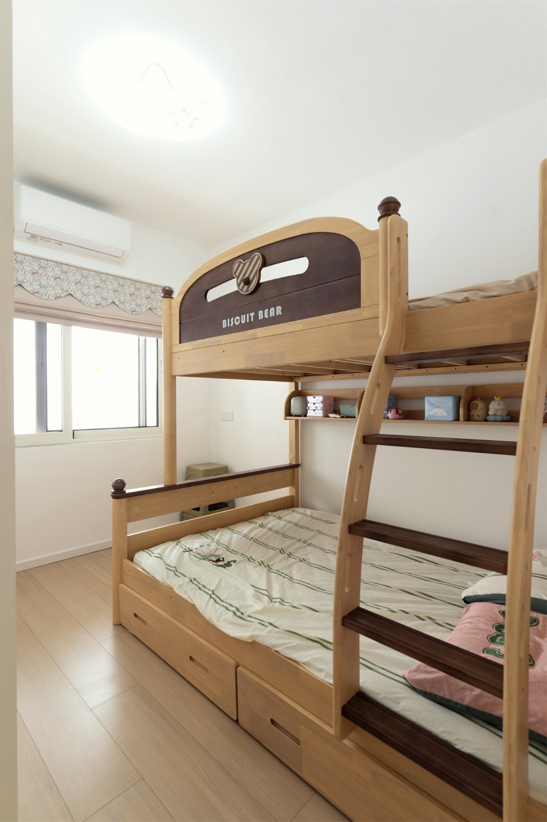 保利领秀广场75平奶油风卧室装修实景图