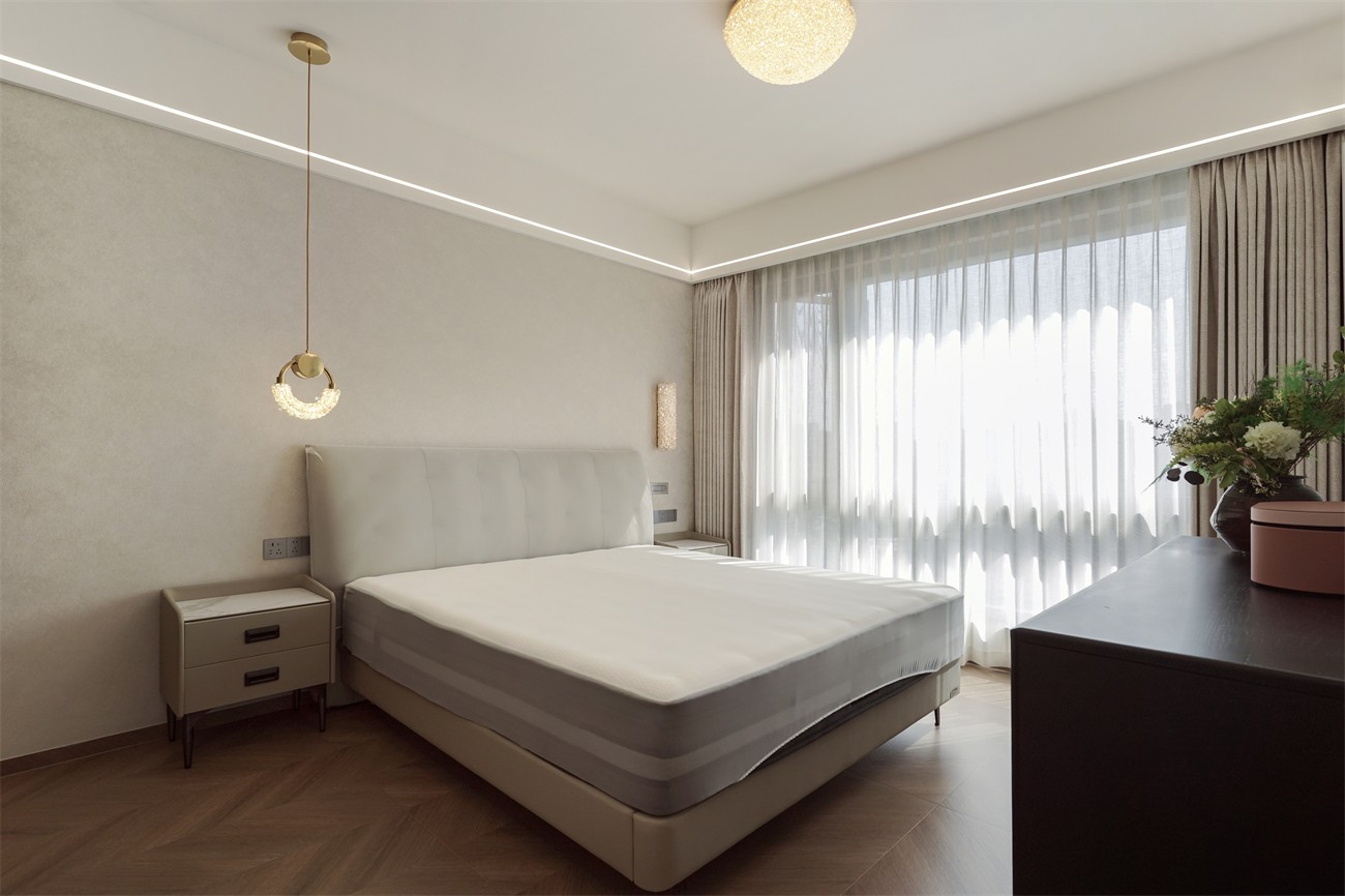 中海湖上景明意式轻奢137平卧室装修实景图