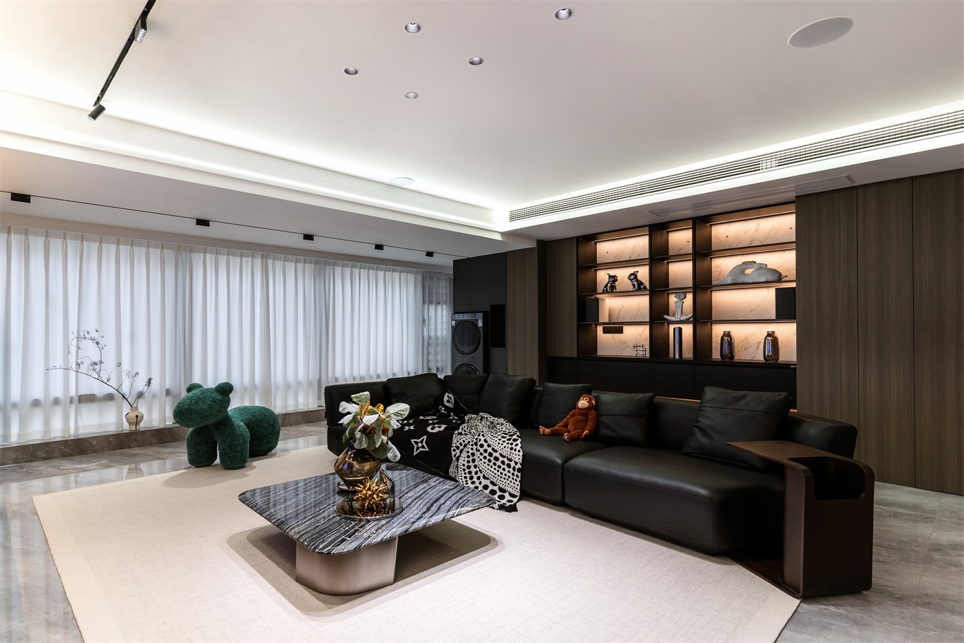 保利冠江墅143平意式轻奢客厅装修完工实景图