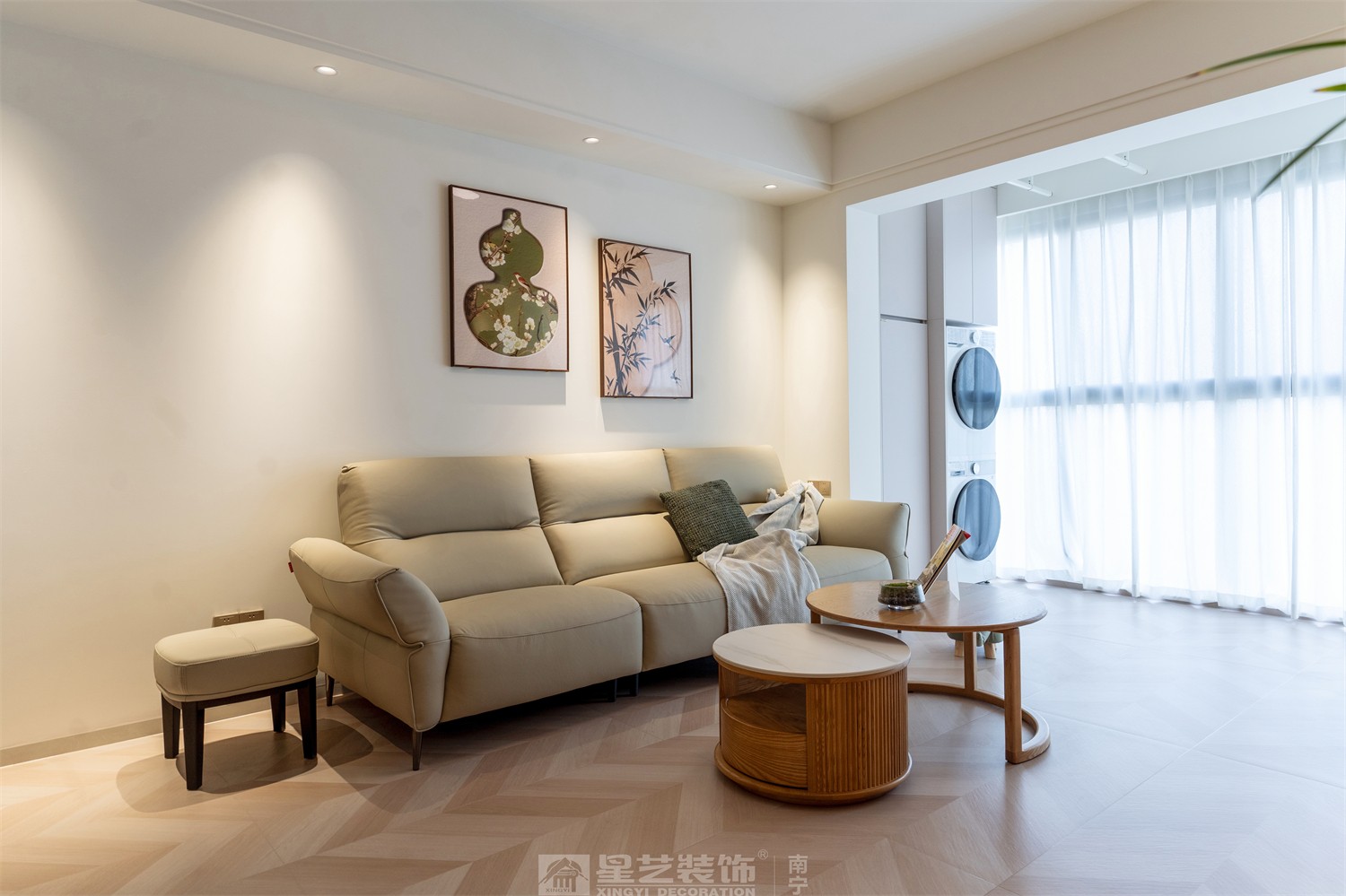 华润西园悦府86平原木风客厅装修完工实景图