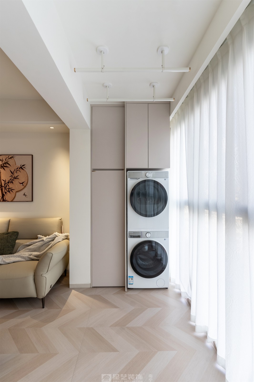 华润西园悦府86平原木风阳台装修完工实景图