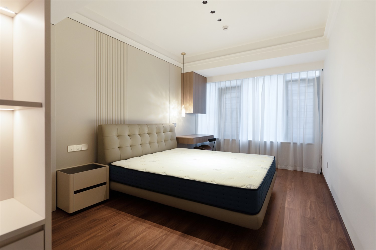 龙光玖珑湖271平现代风格卧室装修实景图