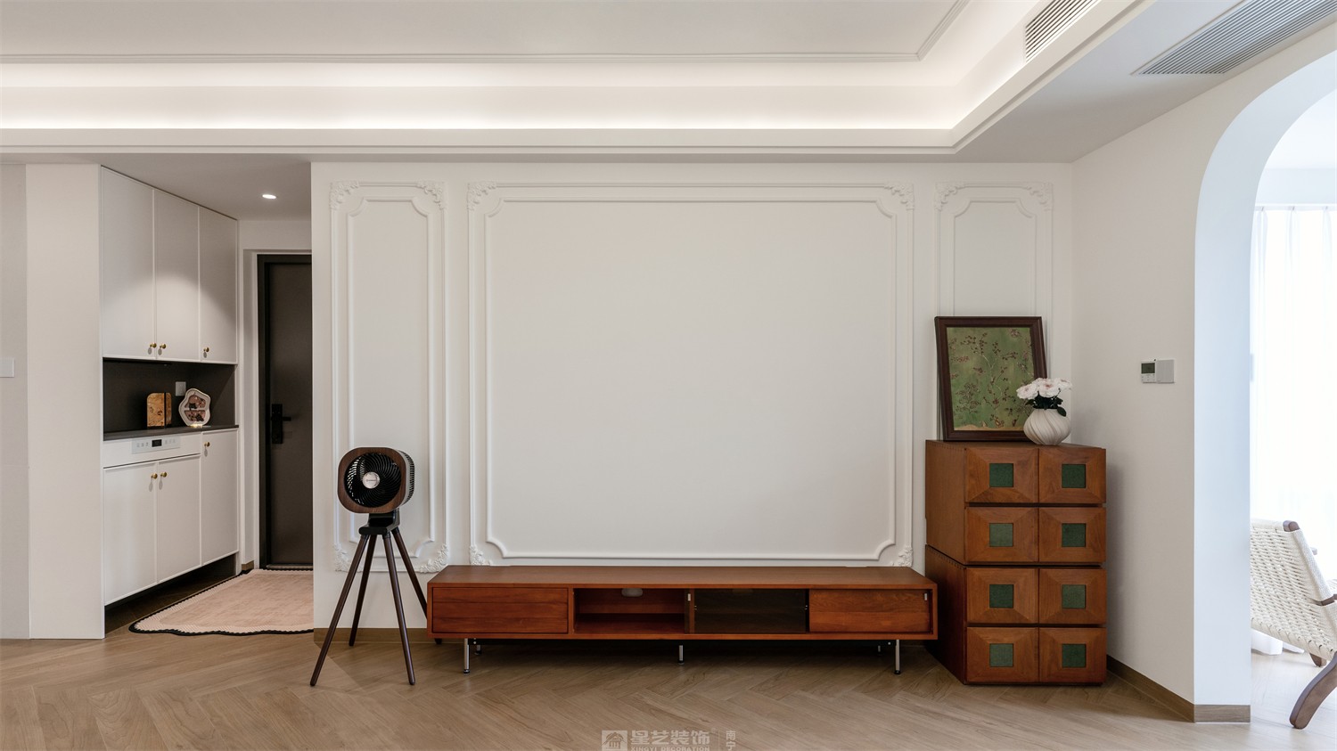 华润中山府113平法式中古客厅装修完工实景图