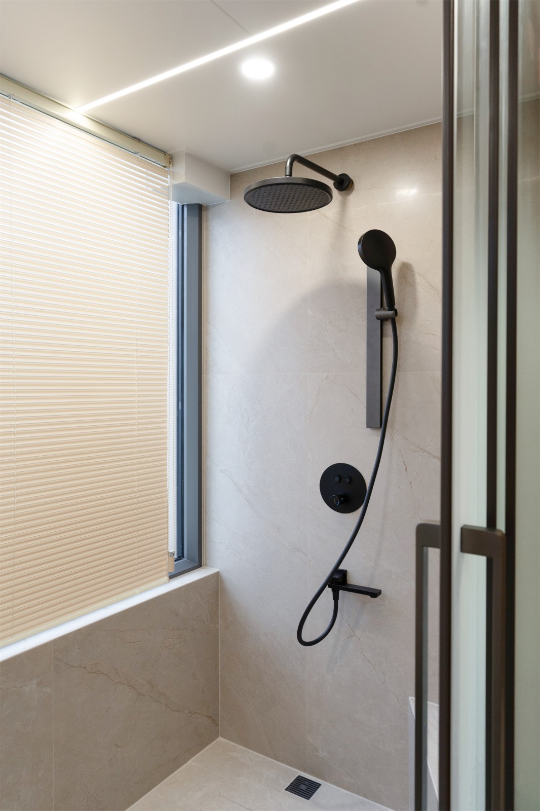 龙光玖珑湖271平现代风格卫生间装修实景图