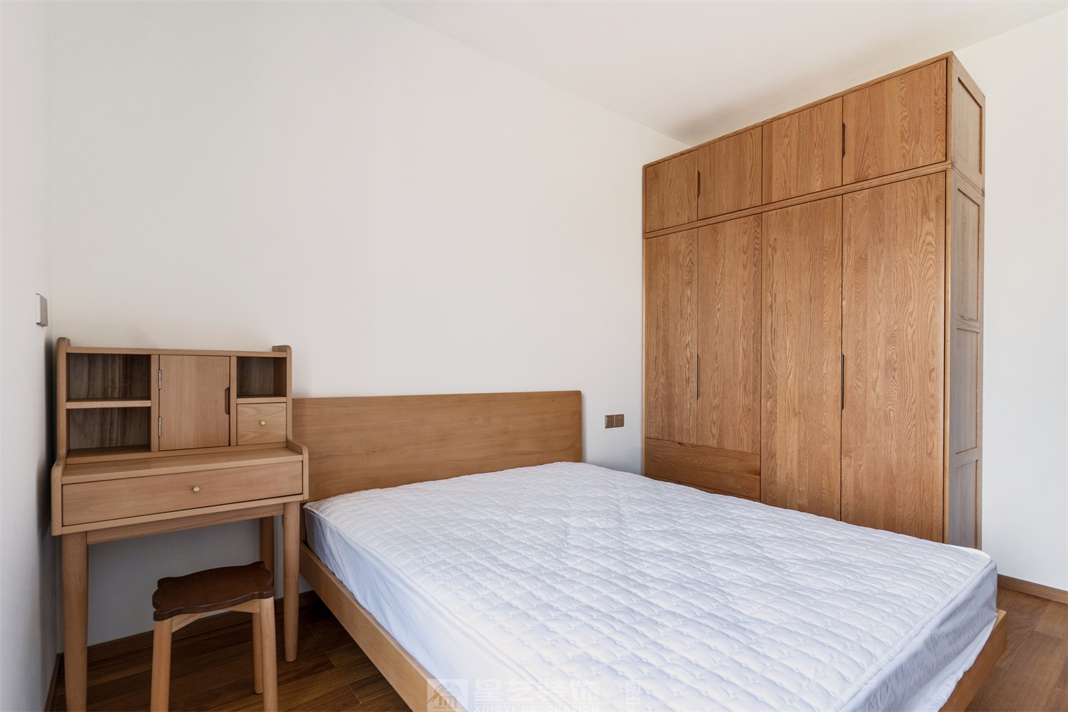 华润西园悦府86平原木风卧室装修完工实景图