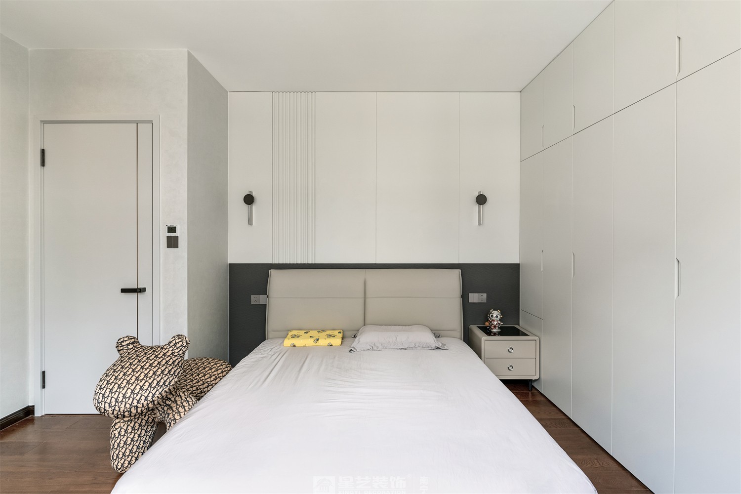 建发五象印月300平现代轻奢卧室装修效果图