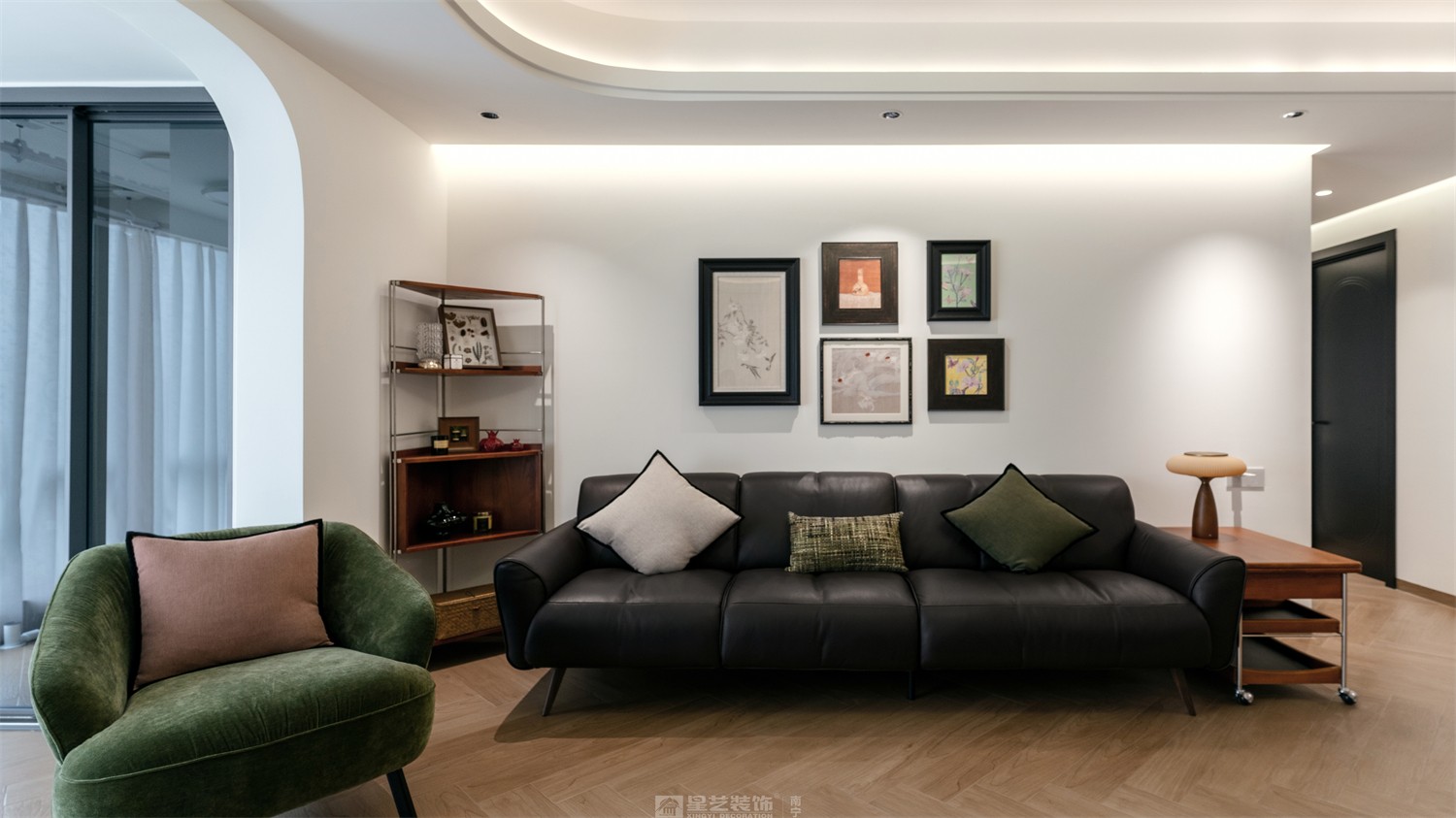 华润中山府113平法式中古客厅装修完工实景图