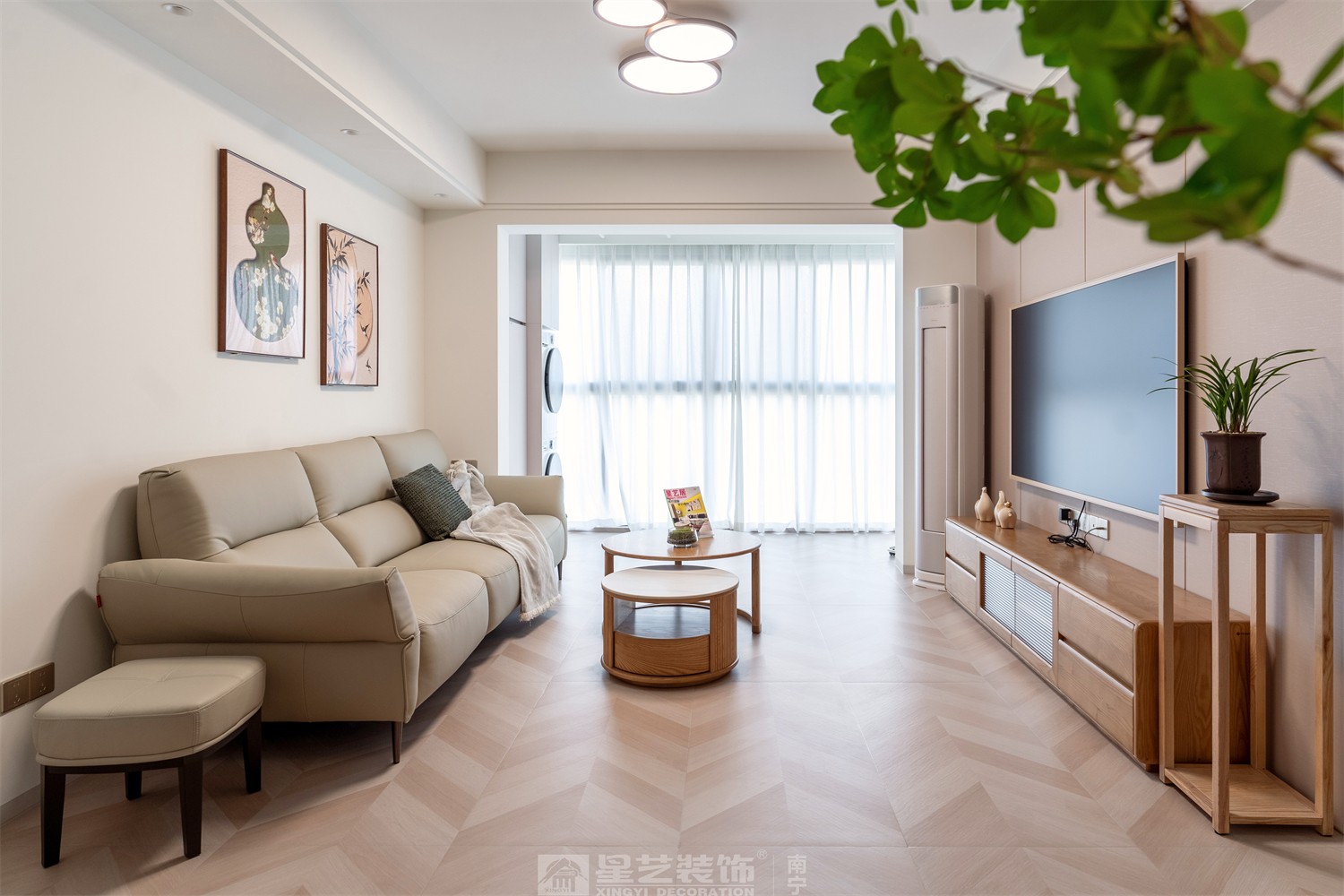 华润西园悦府86平原木风客厅装修完工实景图