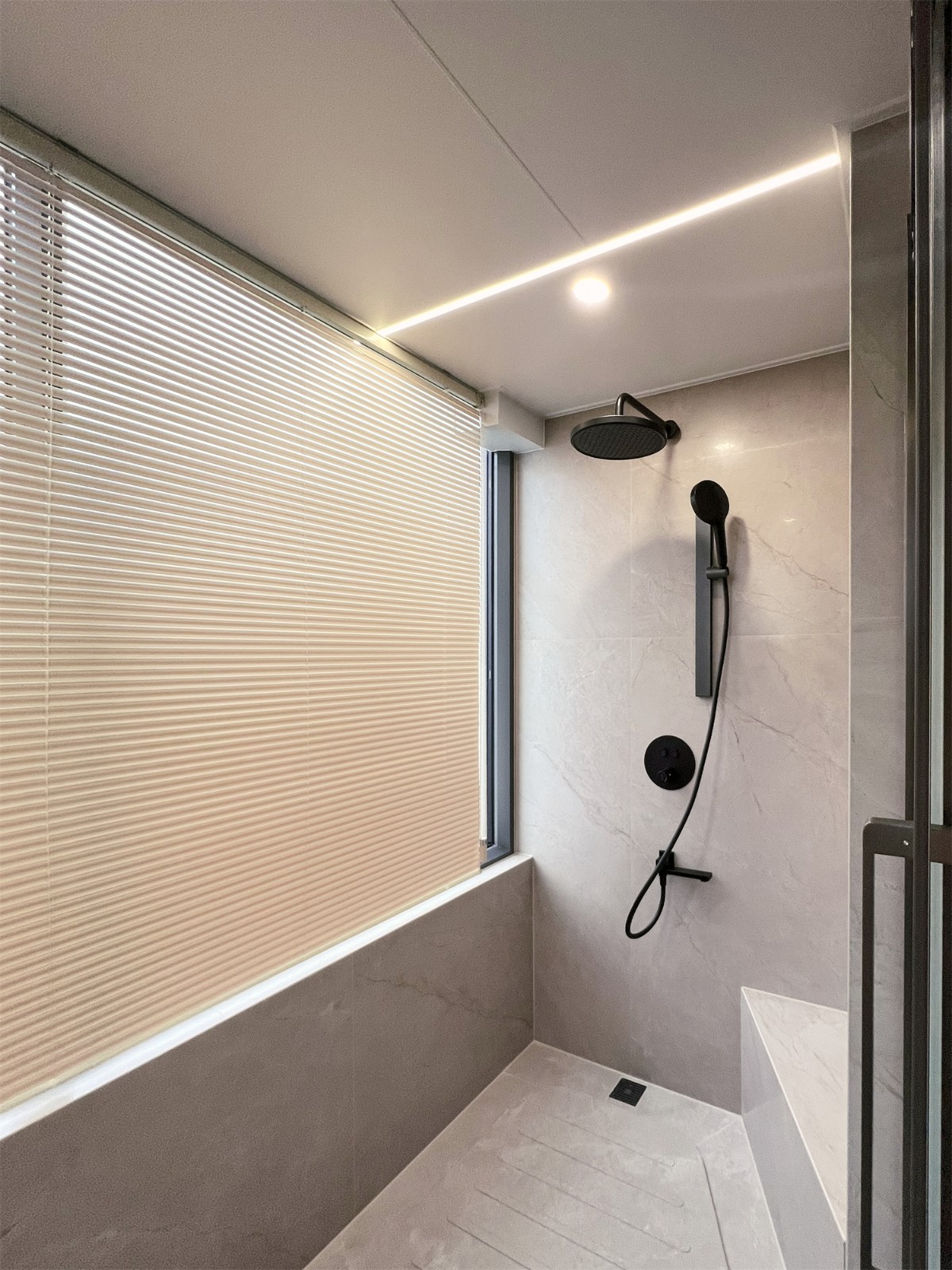 龙光玖珑湖271平现代风格卫生间装修实景图